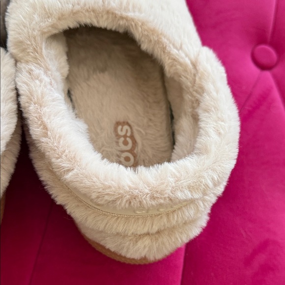 Cozy Crocs Creamy Pink Fuzzy Slippers - Picture 6 of 8